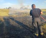 Extinguen fuego en pastizales de ejido
