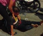 Un motociclista en estado de ebriedad terminó con la clavícula dislocada, luego de derrapar en la frágil unidad, teniendo que ser trasladado a un hospital. Lo anterior ocurrió en las calles Bolivia y Ramos Arizpe de Ciudad Madero, lugar al que arribaron Voluntarios del Sur de Tamaulipas para prestarle la atención prehospitalaria y trasladarlo a un nosocomio. De acuerdo a lo informado, el conductor motorizado se trasladaba en una forma errática y bajo los efectos del alcohol, terminando por derrapar y caer al asfalto. Agentes de Tránsito que llegaron al sitio tomaron conocimiento de este hecho, quienes solicitaron una grúa para el retiro de la motocicleta. Asimismo, el joven hombre quien presentaba diversos golpes contusos y probable luxación de la clavícula, fue trasladado al Hospital Civil de Tampico para su atención médica.
