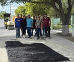 En respuesta a una solicitud ciudadana, la alcaldesa, Nataly García Díaz, supervisó y dio inicio de manera inmediata a trabajos de bacheo en la calle conocida anteriormente como Manuel Cavazos Lerma y que hoy lleva el nombre de Martha Mota. La alcaldesa, destacó el avance en las labores de bacheo en la mencionada calle, y las que se han realizado en distintos sectores de la cabecera municipal. Como parte de esta campaña integral atendiendo peticiones de la ciudadanía, con una cuantiosa inversión se beneficia a cientos de vecinos de las avenidas Hidalgo y Díaz Ordaz, y las calles novena, treceava, Venustiano Carranza y doceava (concreto hidráulico) “Hoy dimos un gran avance a las peticiones de algunos vecinos y vecinas para atención de bacheo, mañana seguiremos con lo pendiente”, afirmó Nataly García Díaz, reiterando su compromiso con el mantenimiento de la infraestructura urbana. Vecinos de los diferentes sectores agradecieron la pronta respuesta, ya que el deterioro de la carpeta asfáltica dificultaba el trá