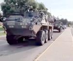 Vigilan tanques ‘Stryker’ territorio desértico y solo