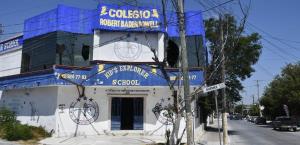Escuela abandonada es refugio de gente sin hogar