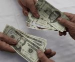 Peso es favorecido por el retroceso del dólar