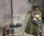 Hija deja en la calle a su mamá