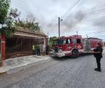 Apagan fuego en una casa abandonada