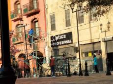Se desploma andamio durante trabajos de remodelación en la plaza principal