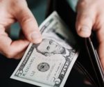 Dólar abre a la baja antes de minutas de la Reserva Federal