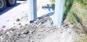 Colapsan postes en colonias; duda CFE puedan repararse
