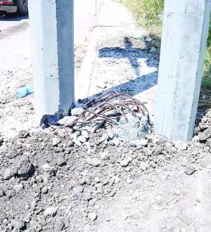 Colapsan postes en colonias; duda CFE puedan repararse