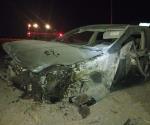 Destroza coche  en la autopista