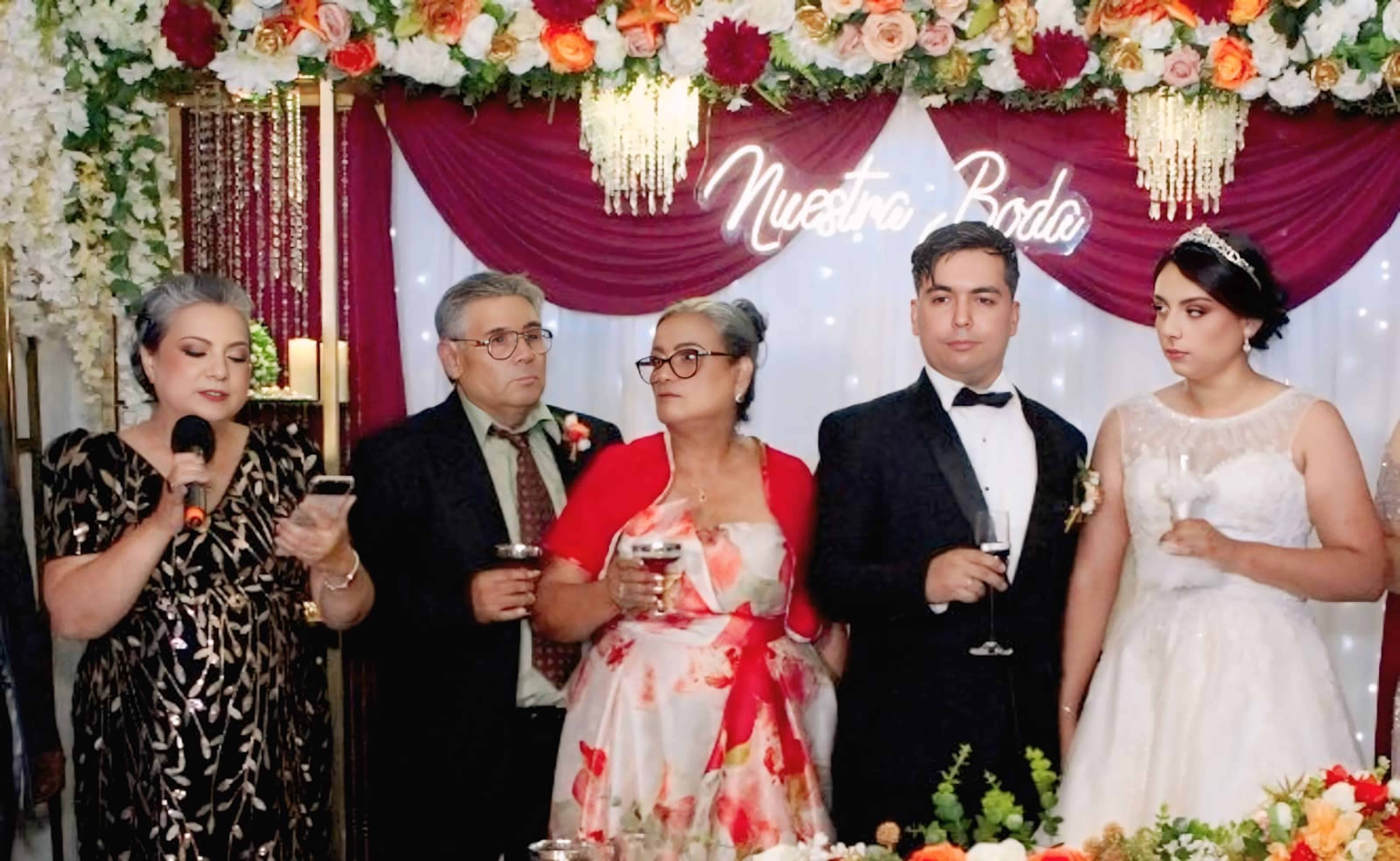 Brindan por el amor de la joven pareja.