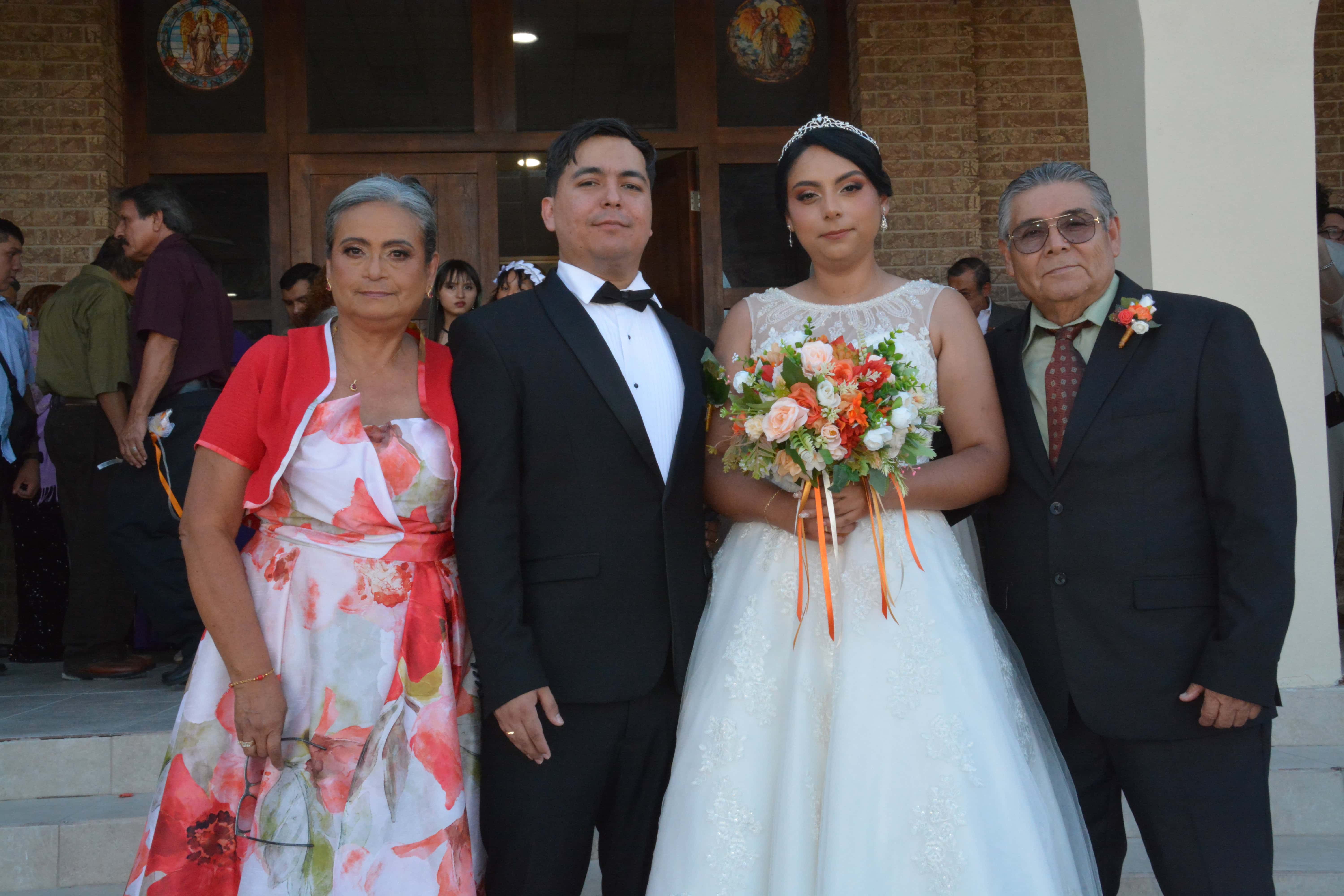 Papás de la novia, Alejandra Imelda Animas Gamboa y Guadalupe Flores Banda con los recién casados.