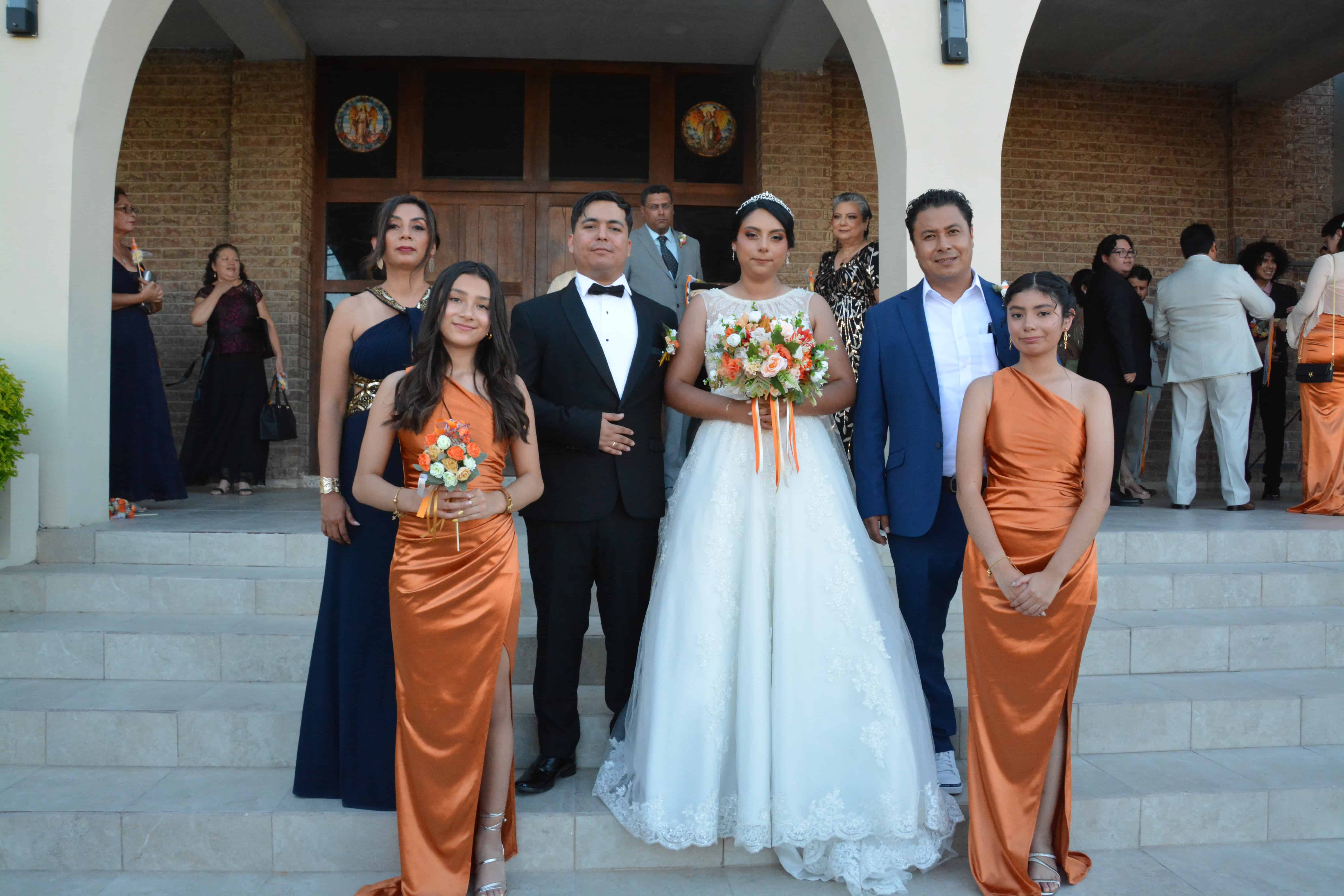 Familia del novio presente, en el enlace de Sheila y Erick.