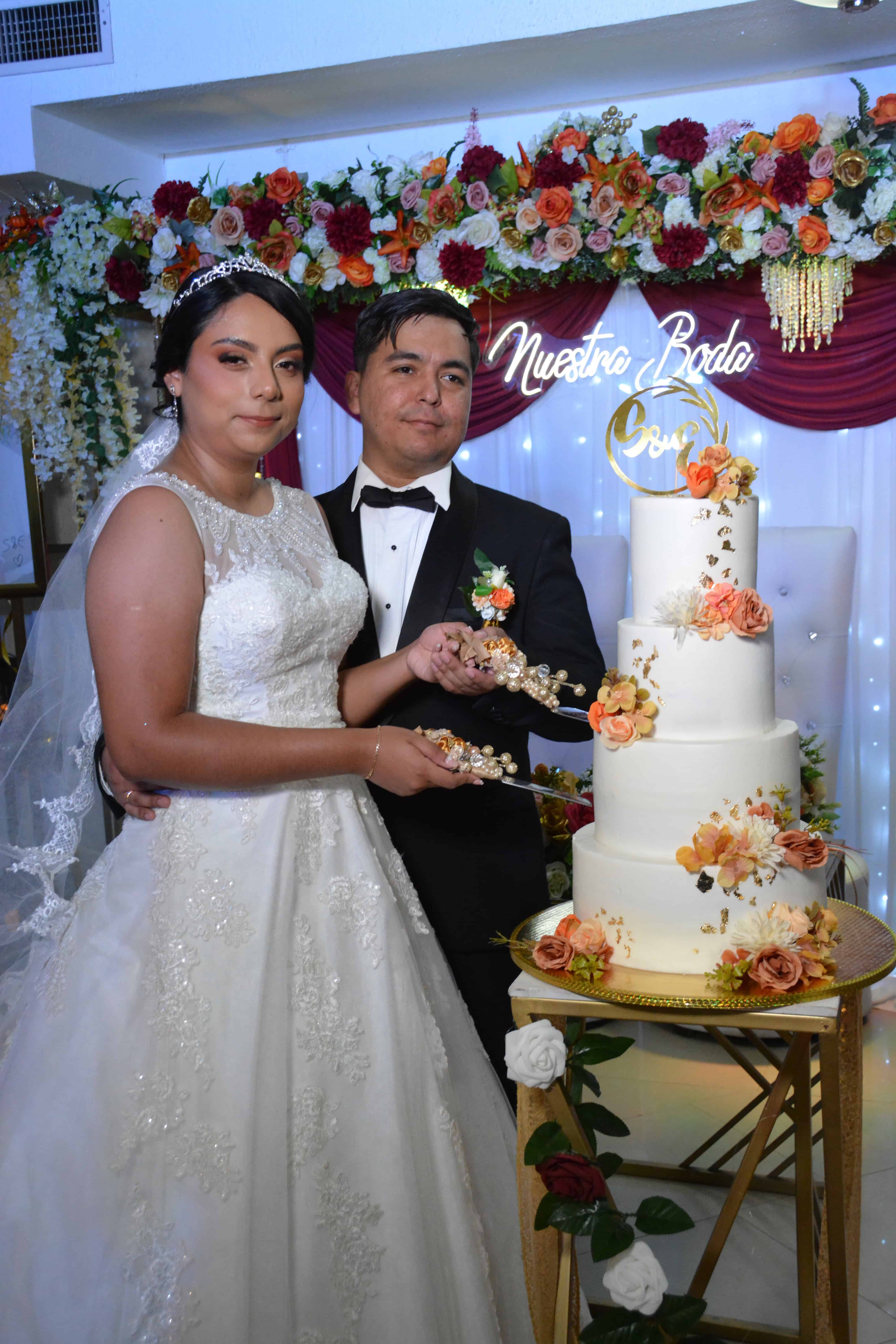 Un rico pastel de bodas tuvieron los novios.