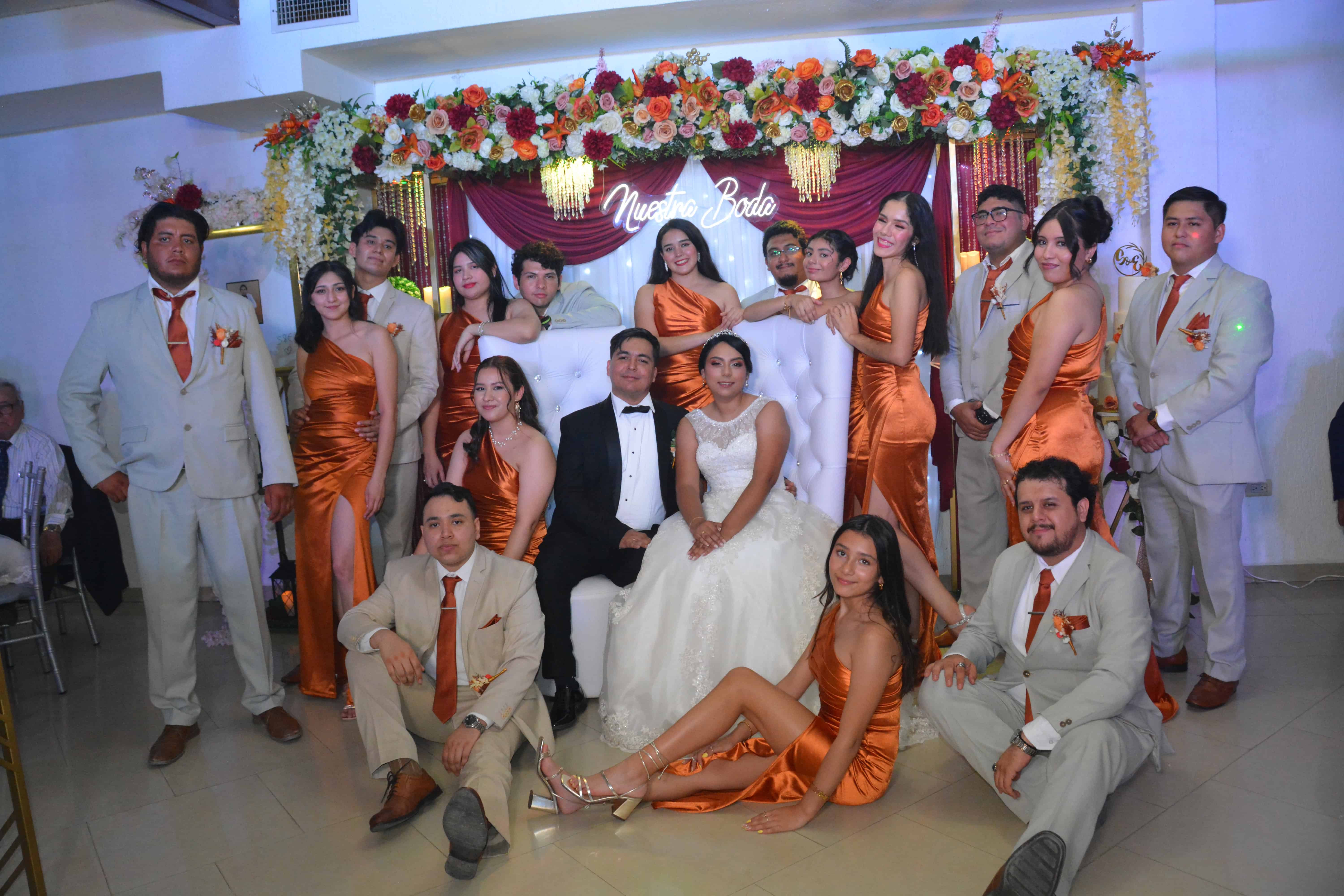 La corte de chambelanes y damas que los acompañaron en su boda a Sheila y Erick.