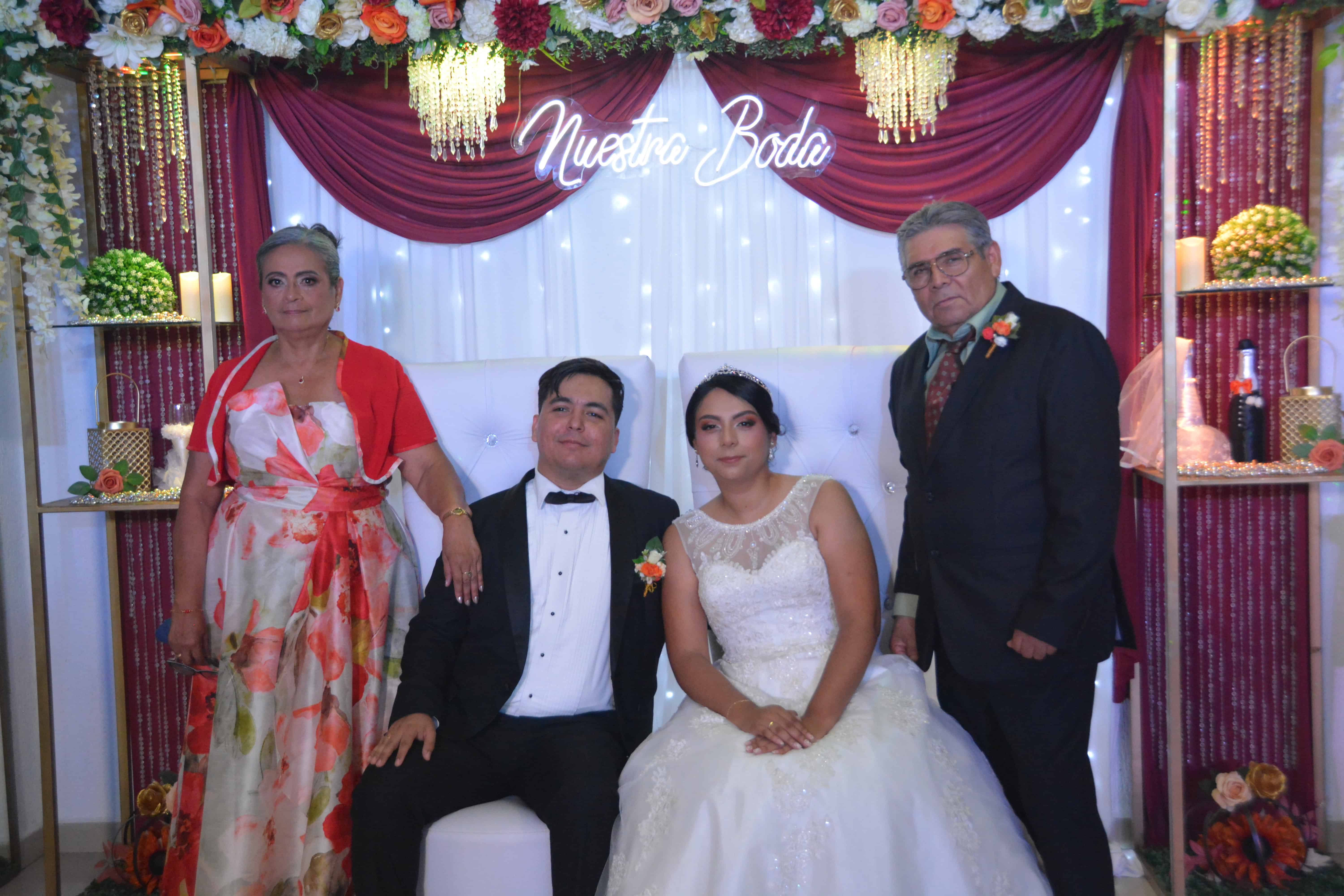 Contentos los padres de la novia con la unión de la joven pareja.