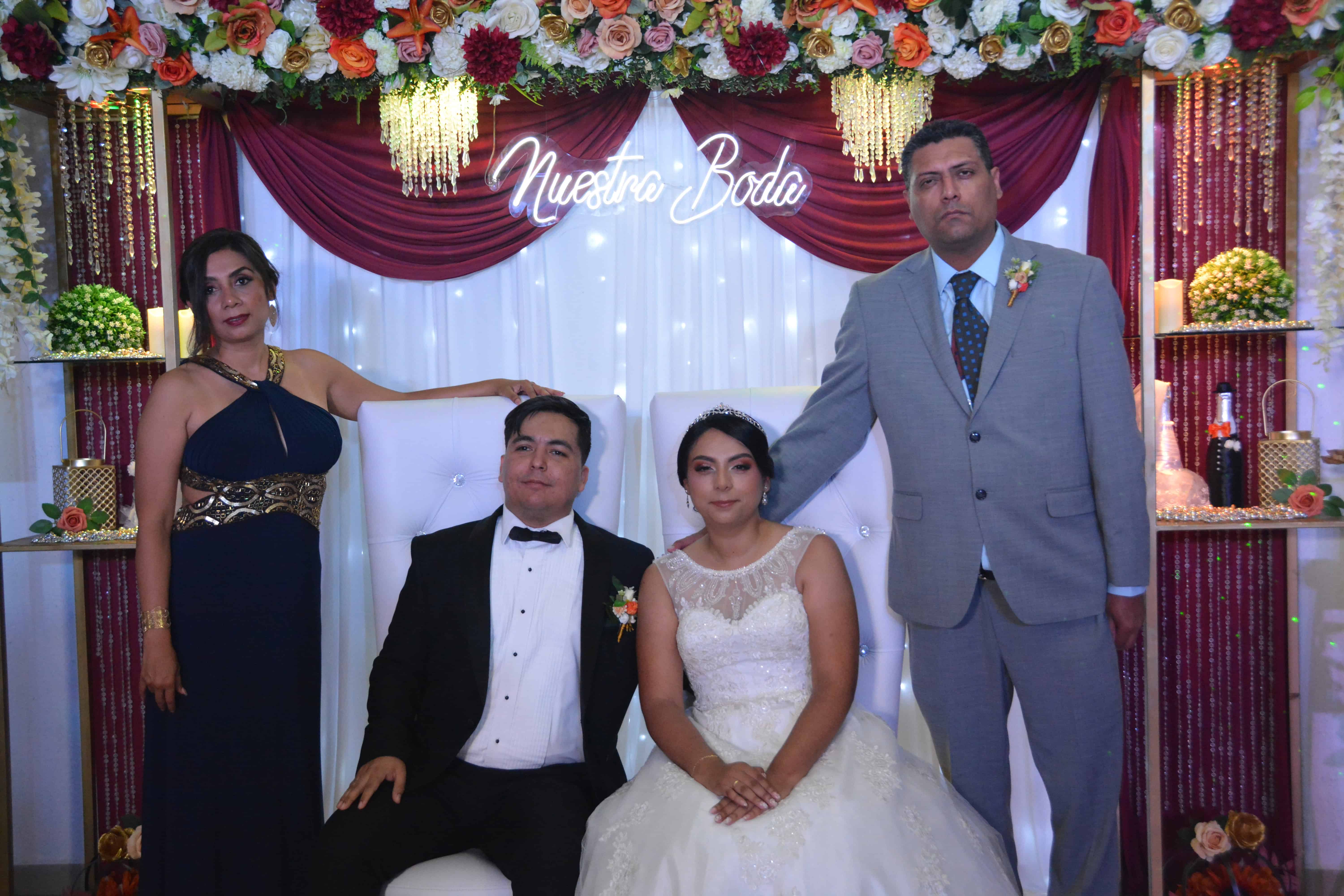 El novio estuvo acompañado por su familia, quienes los felicitaron por tan importante paso.