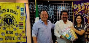 Reparten paquetes de útiles escolares