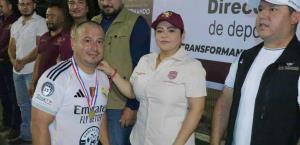 Premia la alcaldesa a los finalistas de Liga Fútbol 7