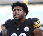 Derrick Harmon sale en camilla por lesión de rodilla