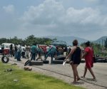 Pobladores de Pascual Fuentes bloquean carretera Panamericana en Oaxaca