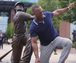 Adrián Beltré recibe estatua de bronce en Arlington