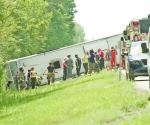 Tour bus vuelca y deja cinco turistas muertos