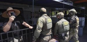 Renuncia comisionado por orden de arresto