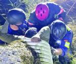 Agentes salvan a persona atrapada en red de tubería