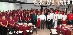 Festeja alcalde Gattás a bomberos de Victoria