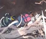 Mujer rescatada por Bomberos tras caer en socavón de Gustavo A. Madero