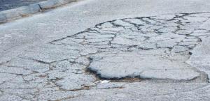 Acusan peligros por los baches y rupturas
