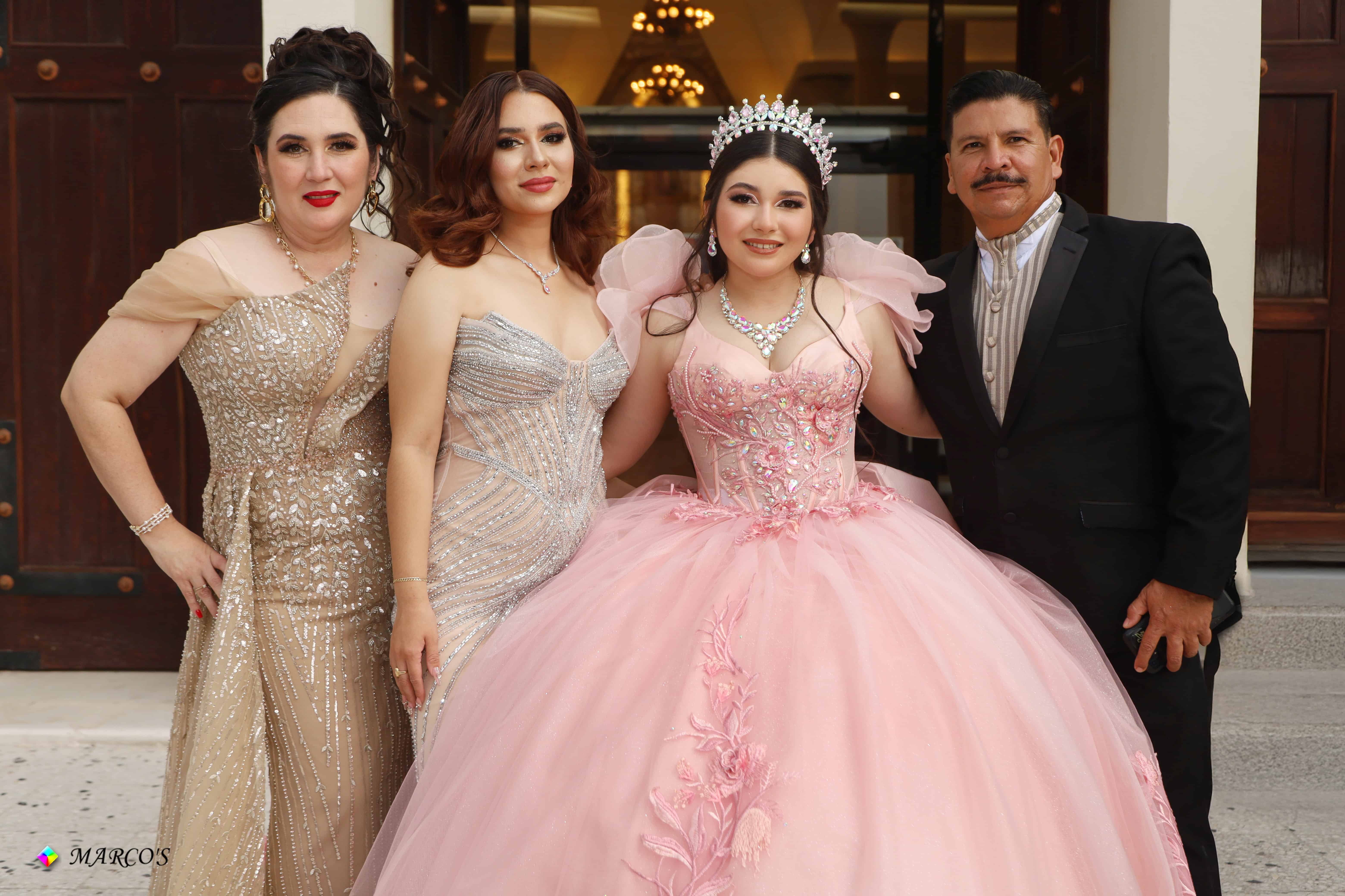 Lic. Marisol Guzmán Acuña, Monserrat Ozuna, la quinceañera Katherine Ozuna y Lic. Renato Alberto Ozuna Anzaldúa.