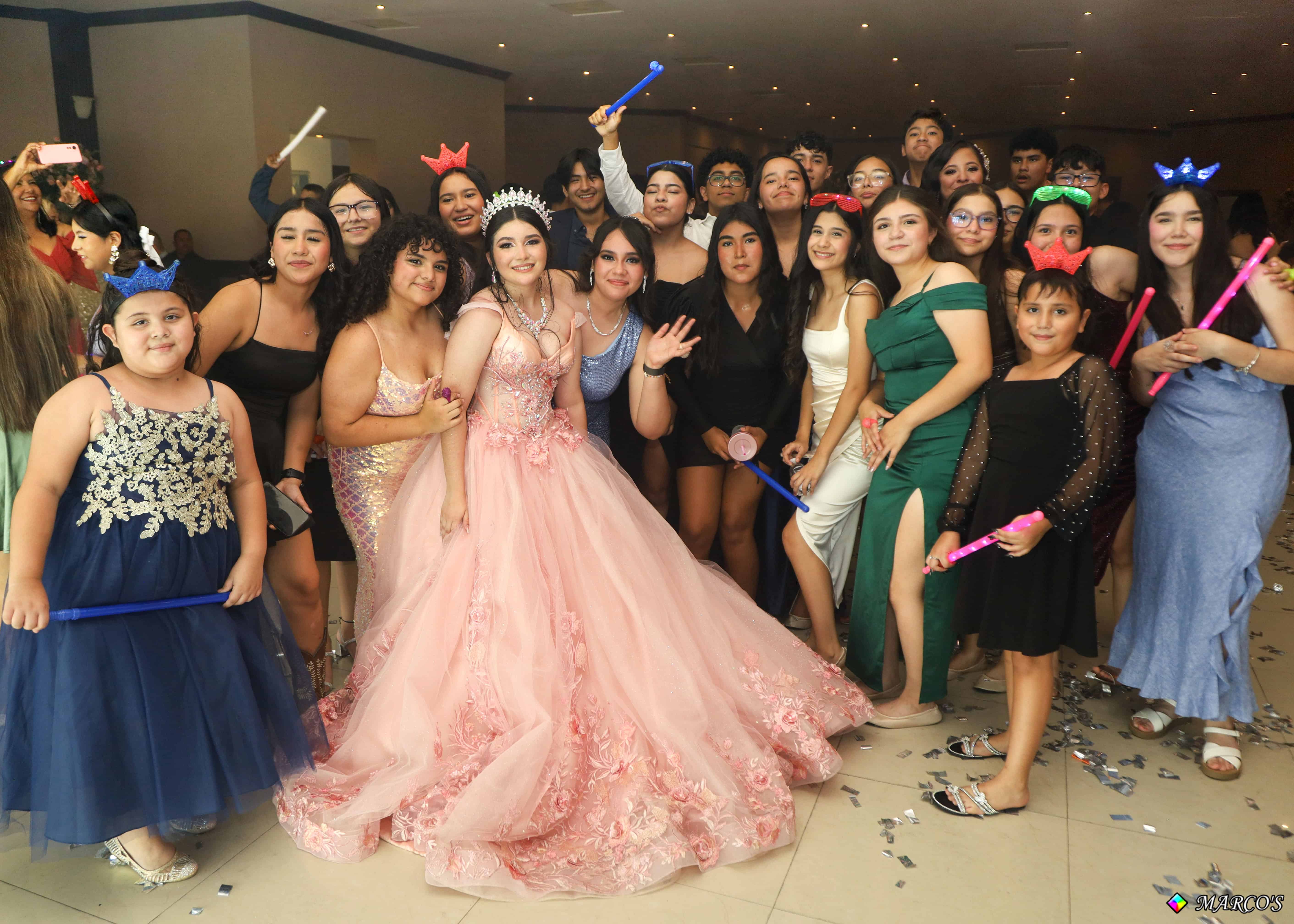 Acompañada de sus amigas Katherine Ozuna disfrutó de una linda fiesta de quince años.
