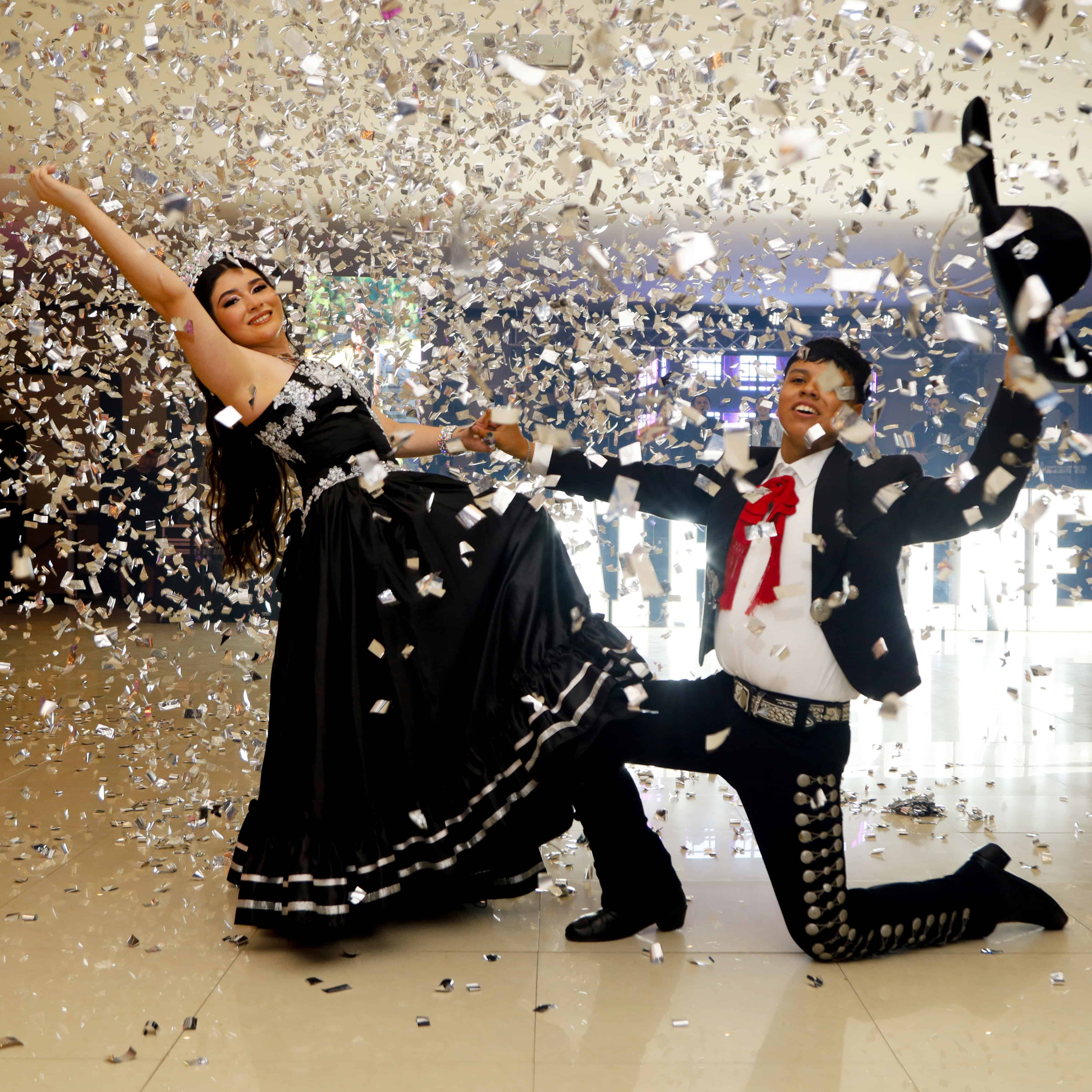 Katherine bailó el Jarabe Tapatío con el joven Antonio Cruz.