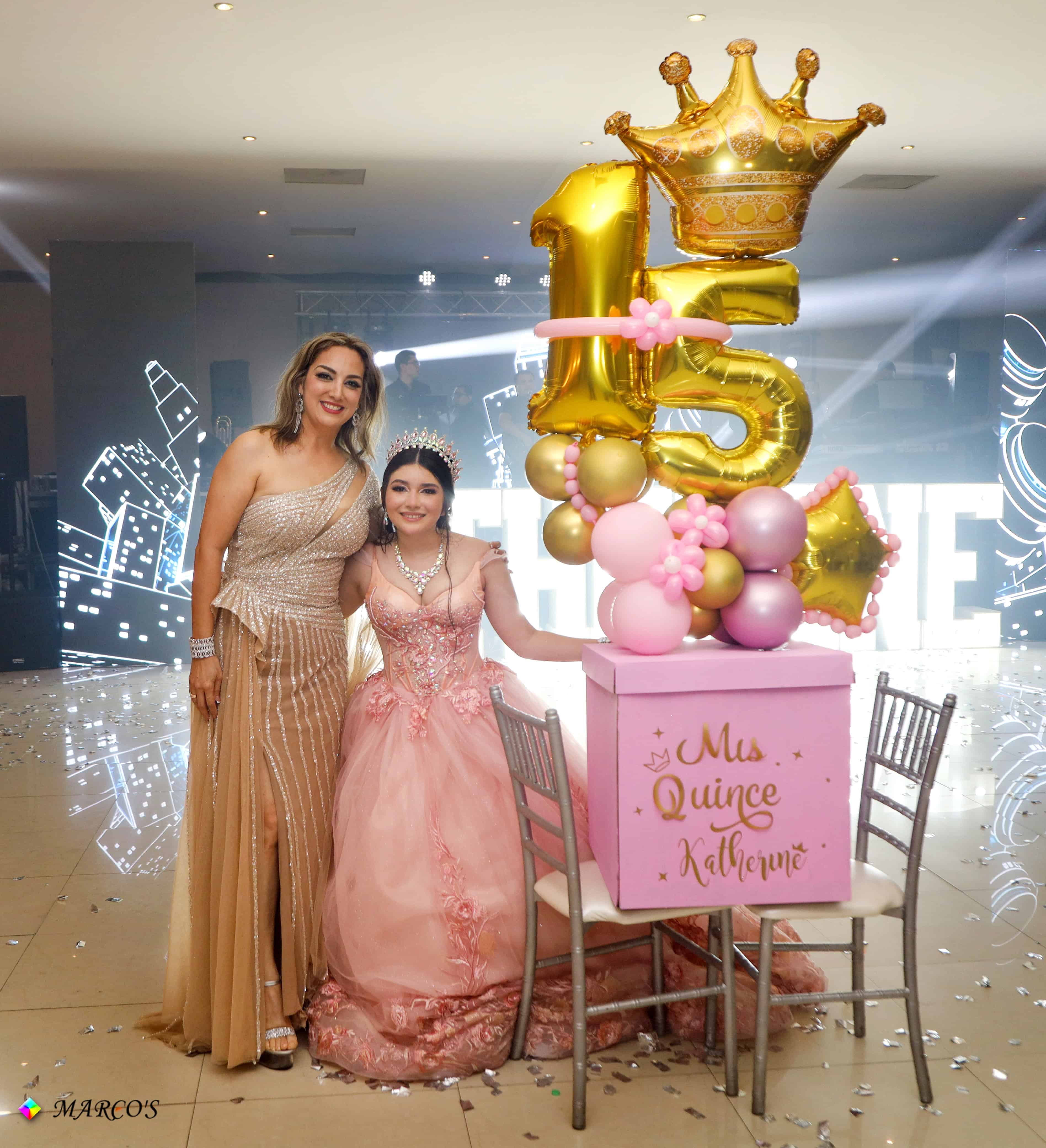 La madrina del regalo sorpresa, la Lic. Nancy Eimmy Rosas con Katherine.