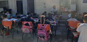 Alumnos toman clases afuera por apagón en Reynosa