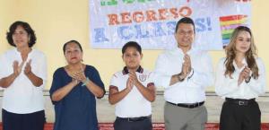 Entrega alcalde salón de clases