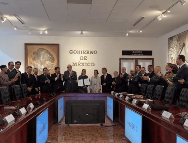 Sheinbaum acuerda con gasolineros mantener precio único de la gasolina