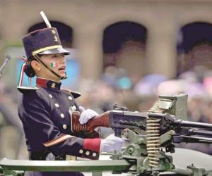 Destacan la presencia de mujeres en desfile de la Independencia de México