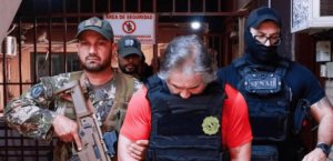 Esposado trasladan de Paraguay a México a Hernán Bermúdez