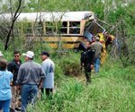 Tráiler embiste transporte escolar de Díaz Ordaz; 20 estudiantes resultan lesionados