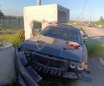 Abandona su vehículo deportivo tras chocar