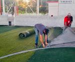 Rehabilitan el pasto  sintético en cancha