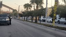 Autoridades investigadoras y de tránsito y vialidad se encuentran tomando conocimiento de la muerte de un hombre al ser arrollado por un vehículo que se dio a la fuga.">