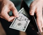 Precio del dólar retrocede en los mercados financieros