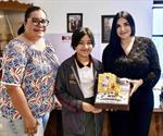 Recibe alcaldesa a  estudiante fotografa