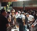 Padres y alumnos se inconforman por tardanza en abrir portón de escuela de Río Bravo