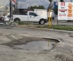 Estacionamiento lleno de baches