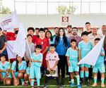 Inaugura Nataly reparación de pasto sintético
