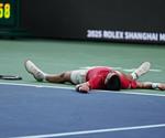 Djokovic se sobrepone a cansancio y humedad